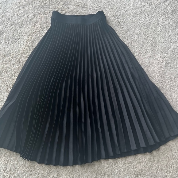 H&M pleated Skirt - Picture 2 of 4